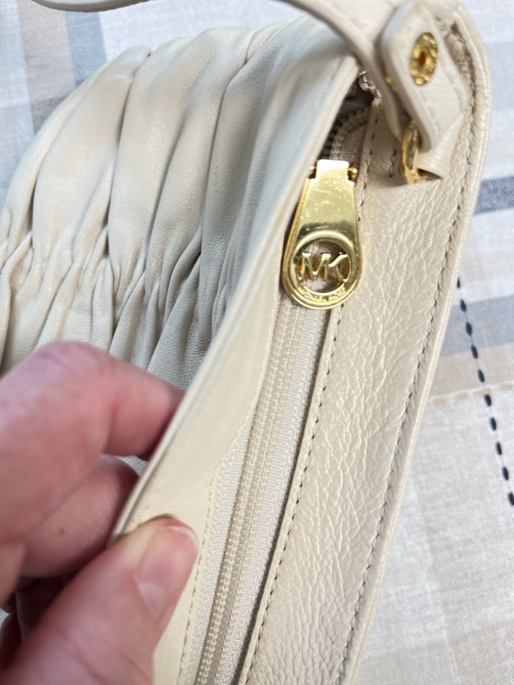MICHAEL Michael Kors, EUC, Cream Ruched Leather Crossbody, tags inside - Picture 8 of 14